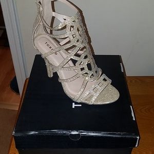 BRAND NEW TORRID GOLD HEELS